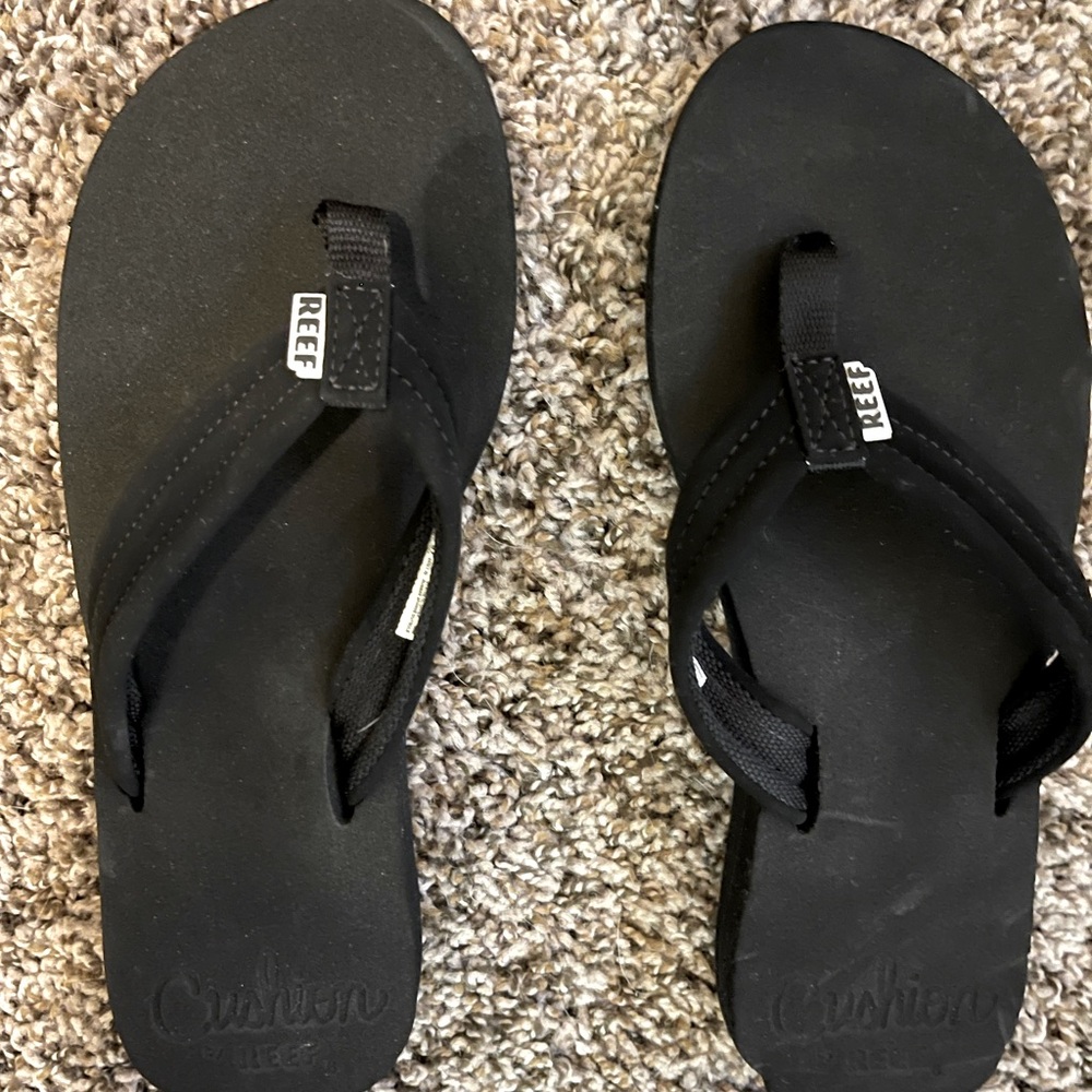 Reef cushioned flip flops. Size 8.